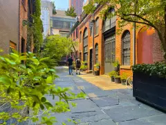 Extra Extra: Would you look at this magical little street in Murray Hill